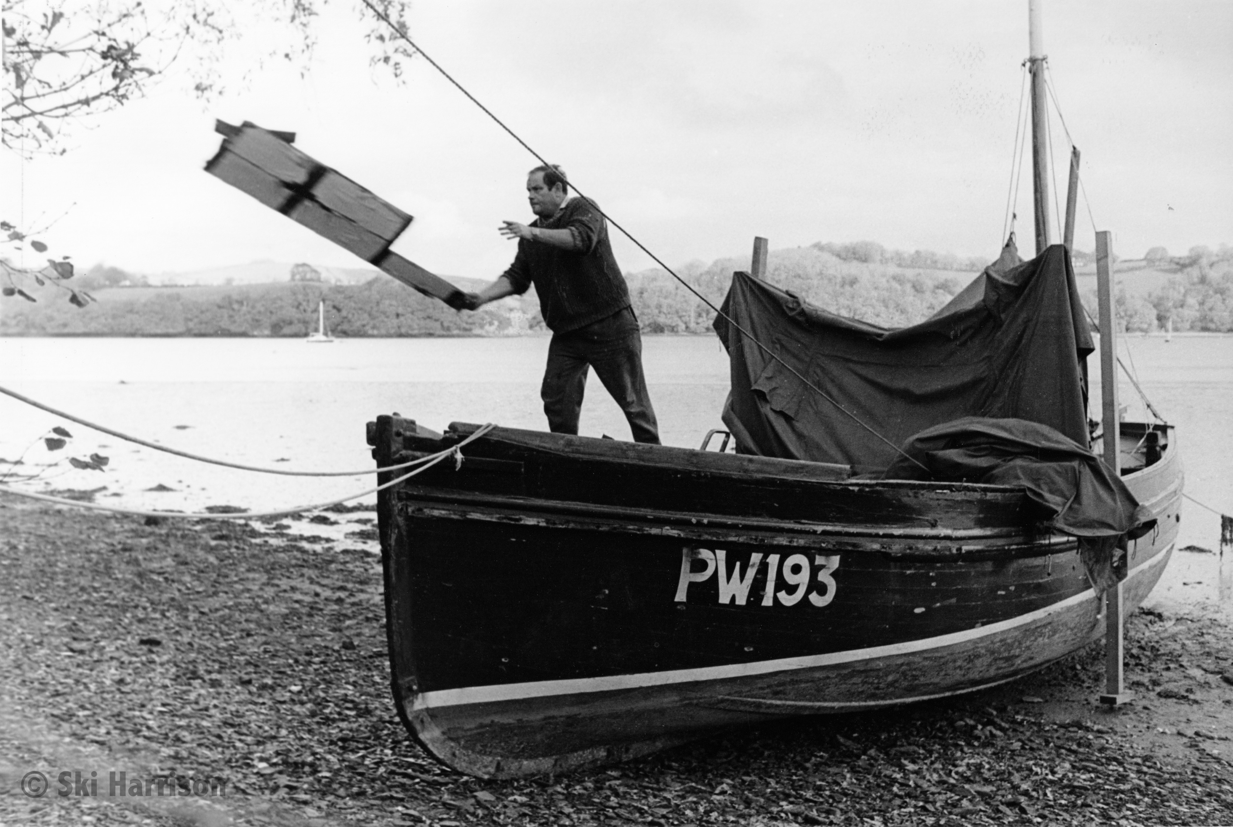 CS09 - Barney Bucke repairing deck of Kerensa Mor a Padstow fishing boat. Whitestone. East Cornworthy, 1999