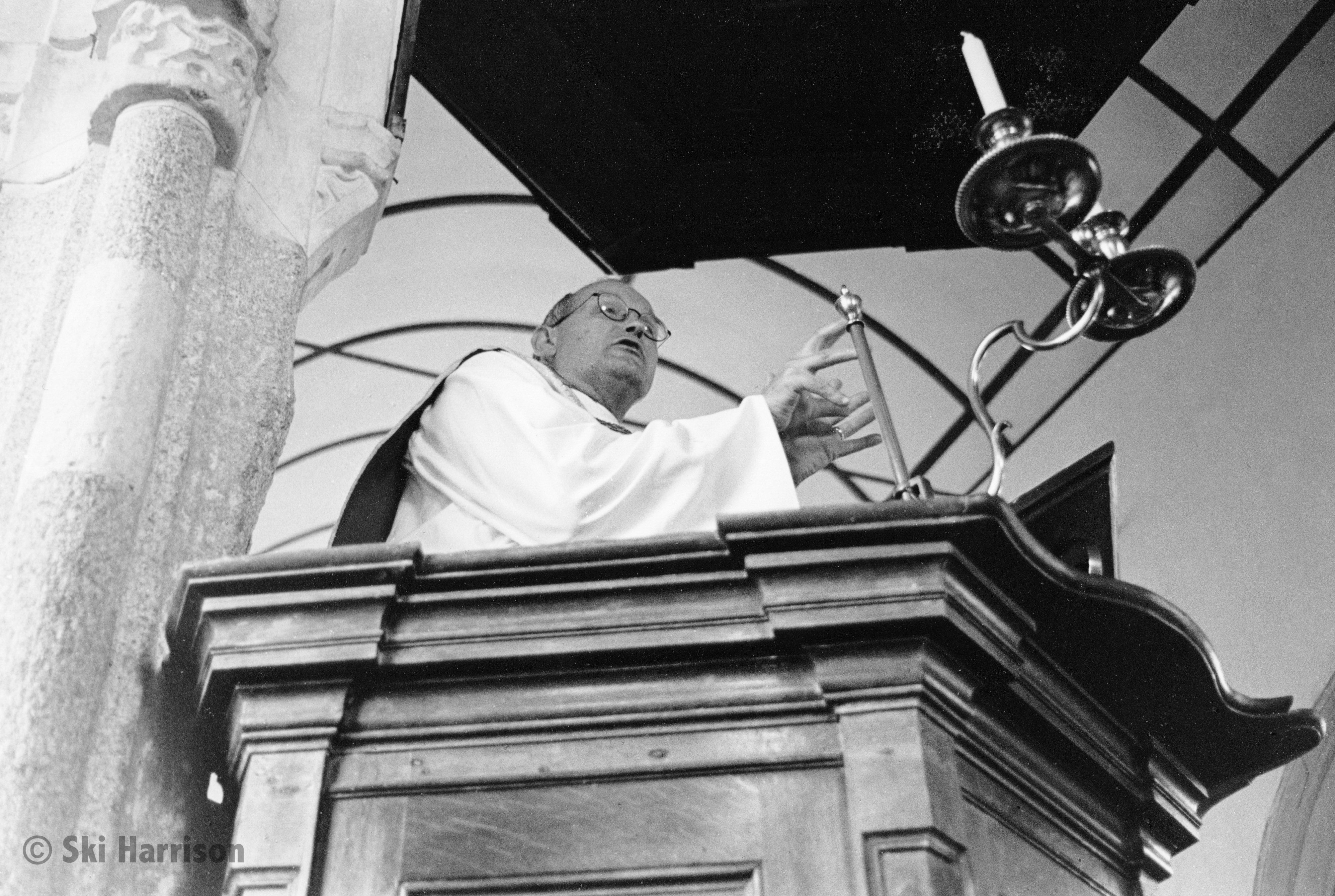 CS88 - Rev Richard King preaching his last sermon. St Peter's Church, 1999